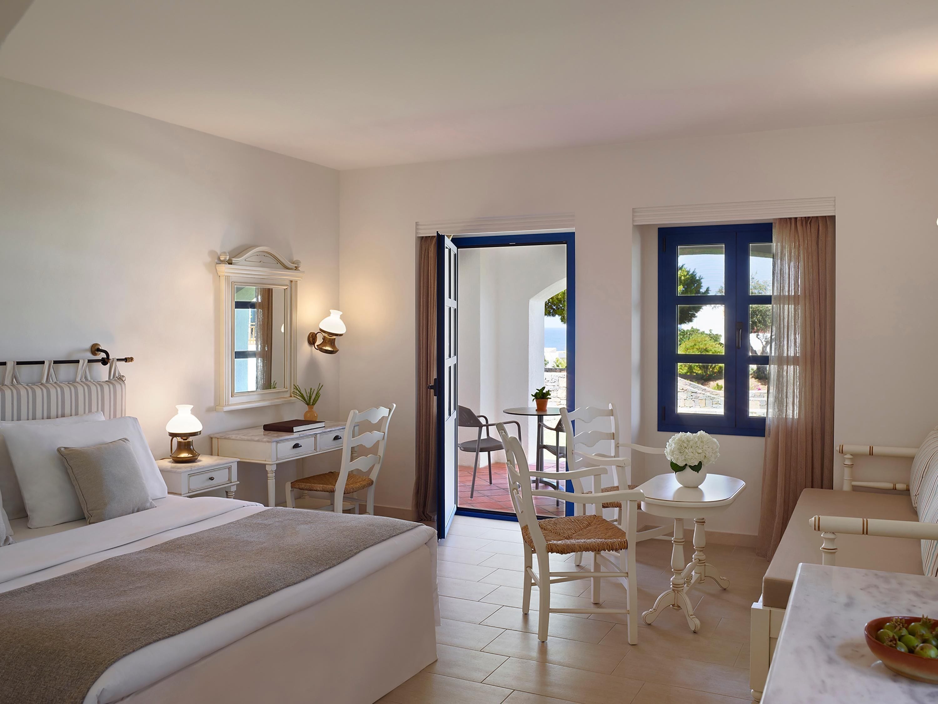 Garden/Mountain View Room | Minibar, caja de seguridad en la habitación y escritorio 