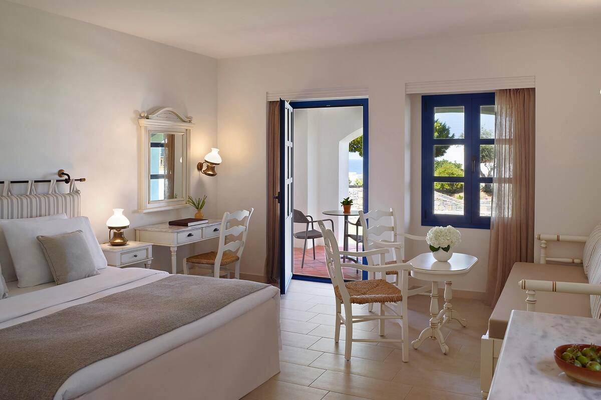 Garden/Mountain View Room | Minibar, in-room safe, blackout drapes, iron/ironing board (on request)