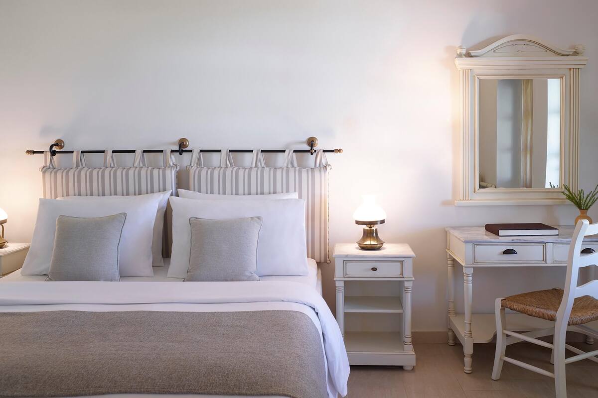 Minibar, in-room safe, blackout drapes, iron/ironing board (on request)