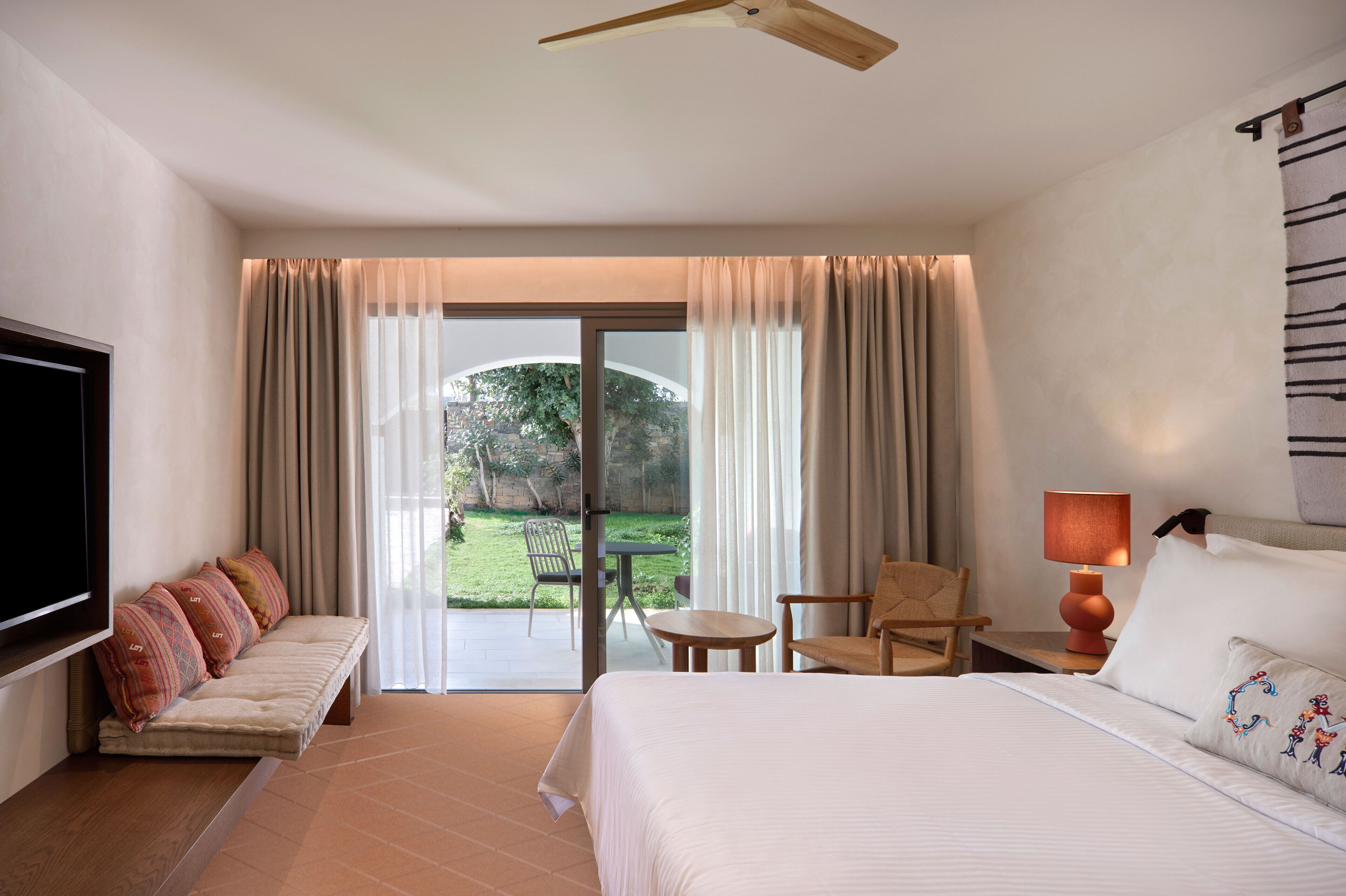 Exclusive Adult Garden/Mountain View Room (aged 16+) | 客房内保险箱、办公桌、遮光窗帘、熨斗/熨板