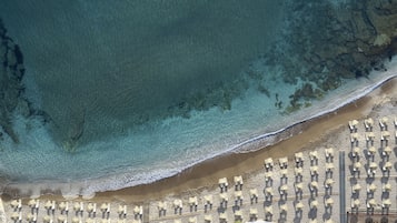 Am Strand, Liegestühle, Sonnenschirme, Strandtücher