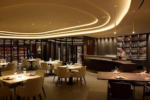 9 bars/lounges, 5 poolside bars - Creta Maris Resort - All Inclusive (Hersonissos)
