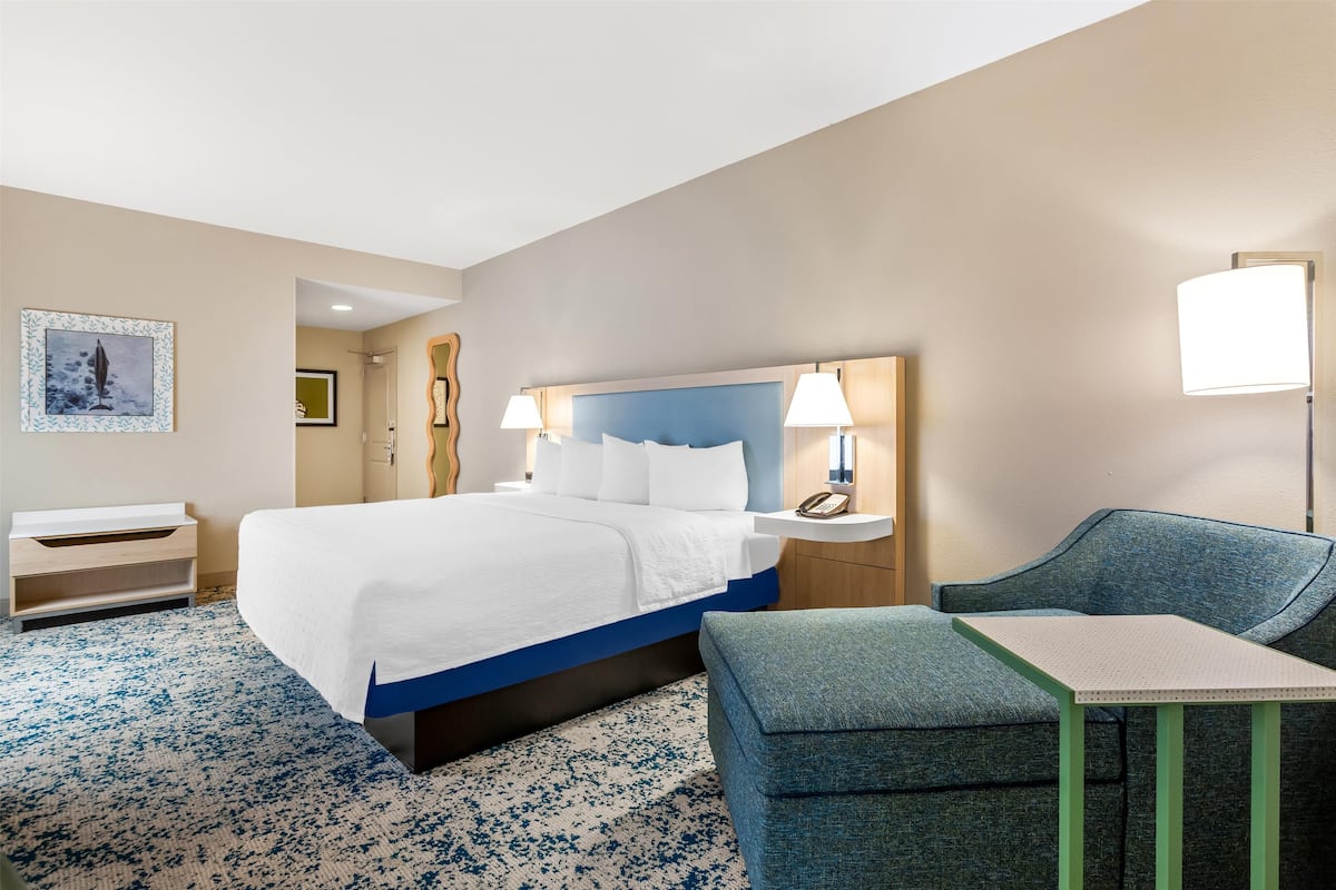 Standard Room, 1 King Bed | Premium bedding, in-room safe, blackout curtains, iron/ironing board