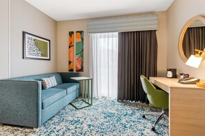 标准房, 1 张特大床, 露台 | 起居区 | 0-英寸电视（配备卫星频道）、Netflix、Hulu