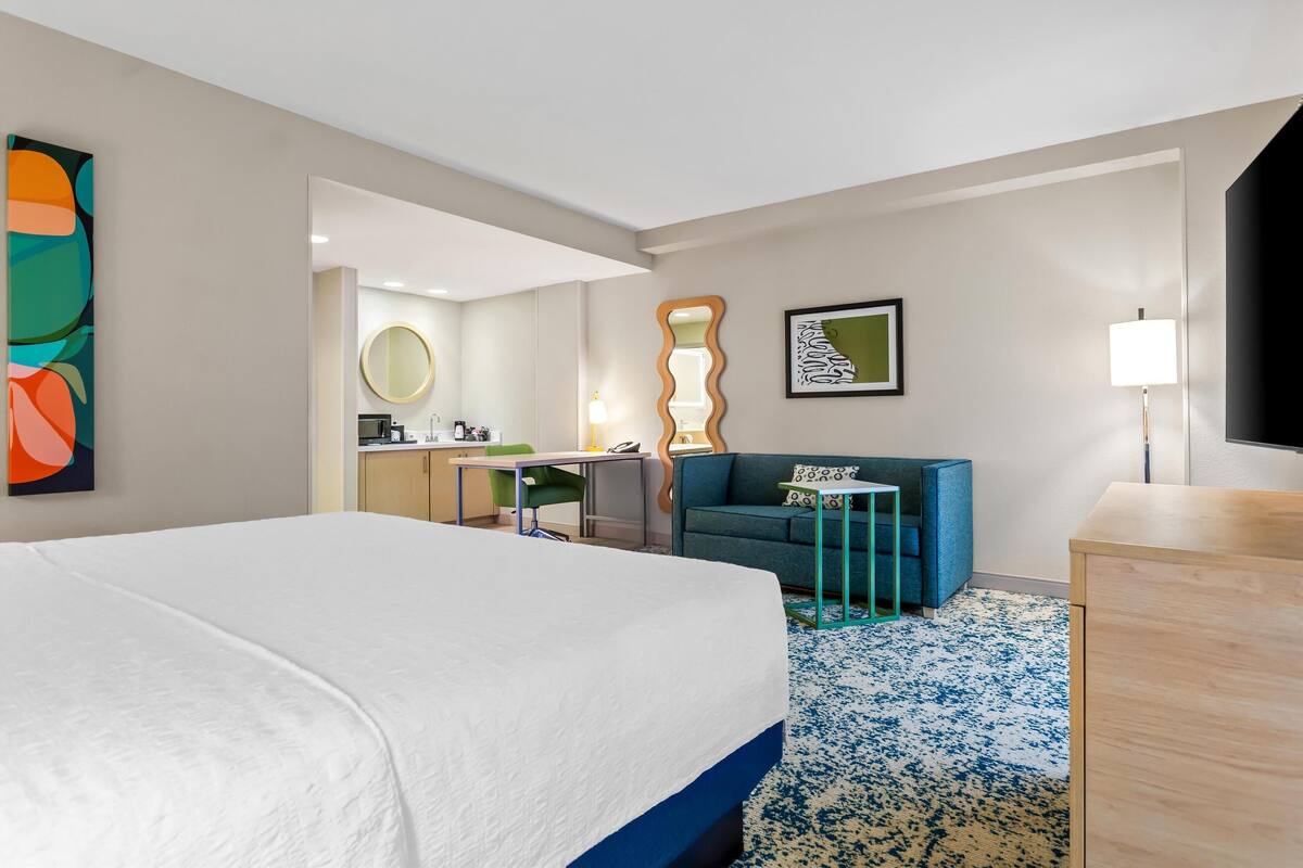 Suite estudio, 1 cama King size, balcón | Ropa de cama de alta calidad y caja de seguridad en la habitación 
