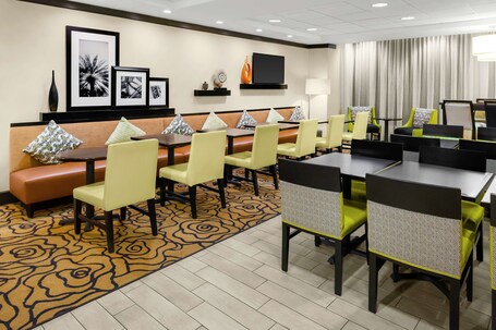 Hampton Inn Miami Dadeland - Image 10