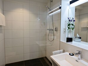 Douche à « effet pluie », articles de toilette de luxe, sèche-cheveux