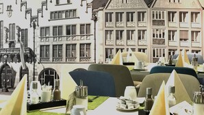 A dining area with tables set for meals, featuring a cityscape mural on the wall. - Mercure Hotel Kaiserhof Frankfurt City Center (Frankfurt)
