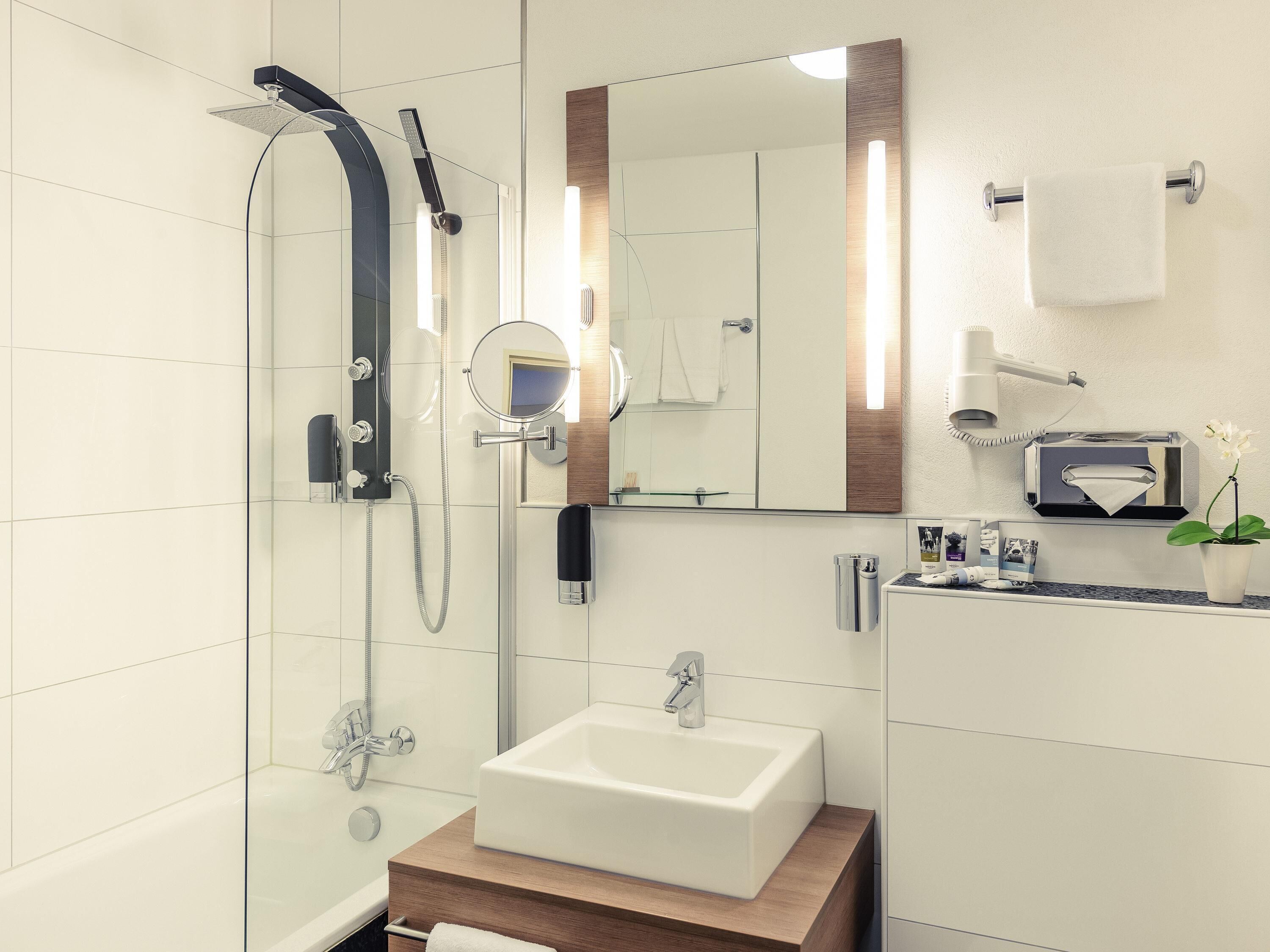 Regadera tipo lluvia y amenidades de baño de diseñador 