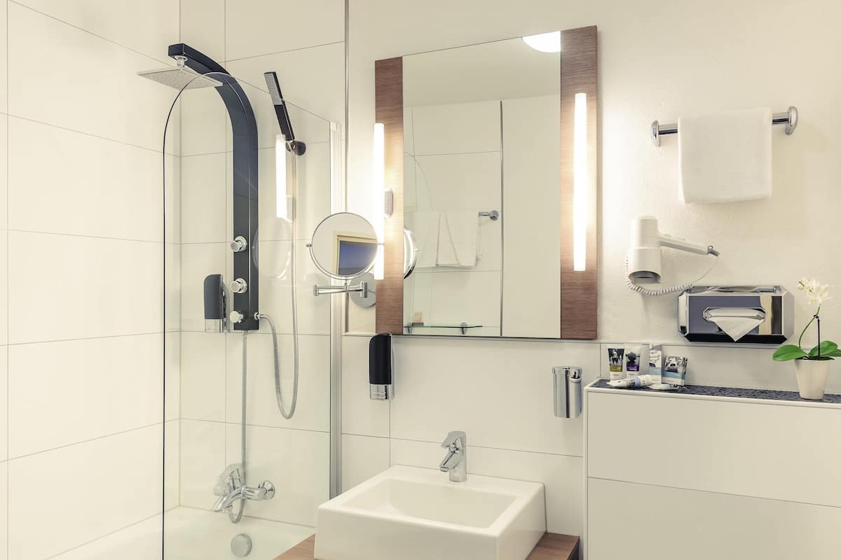 Regadera tipo lluvia y amenidades de baño de diseñador