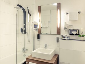 Rainfall showerhead, designer toiletries, hair dryer, electronic bidet - Mercure Hotel Kaiserhof Frankfurt City Center (Frankfurt)