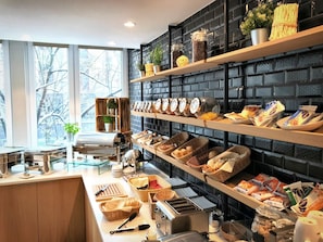 Tägliches Frühstücksbuffet (23 EUR pro Person)