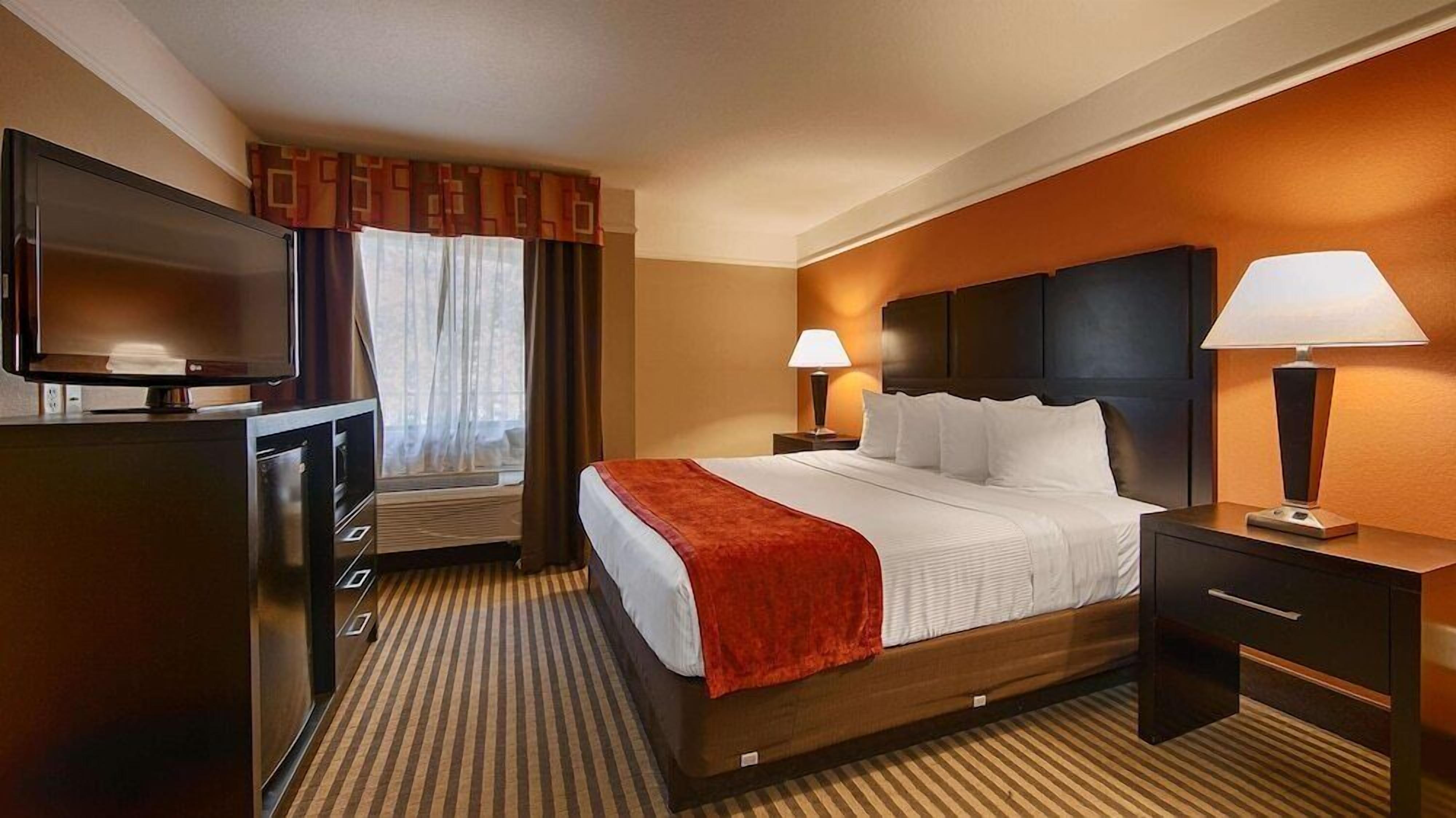 Desk, iron/ironing board, WiFi, bed sheets