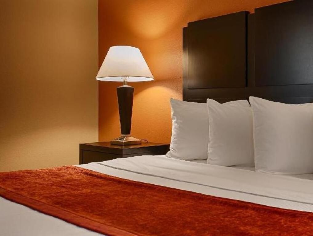 Desk, iron/ironing board, WiFi, bed sheets