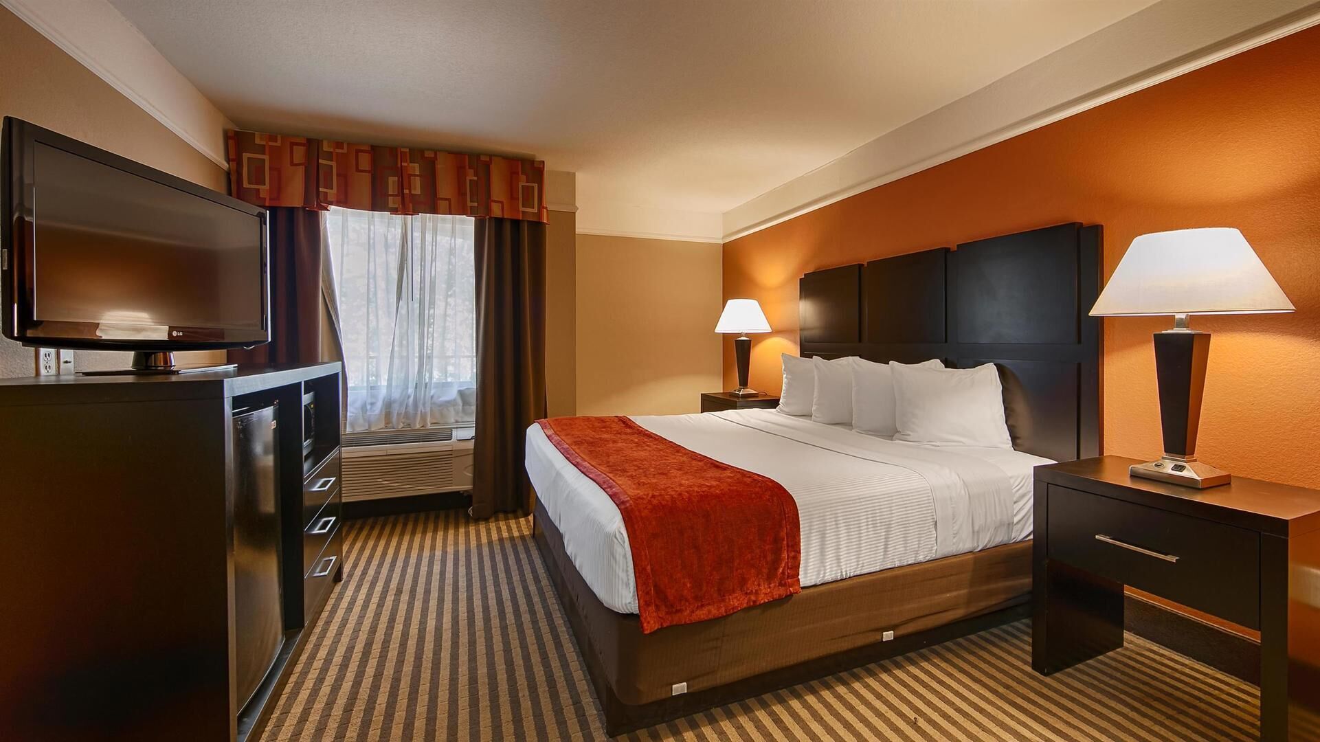 Desk, iron/ironing board, WiFi, bed sheets