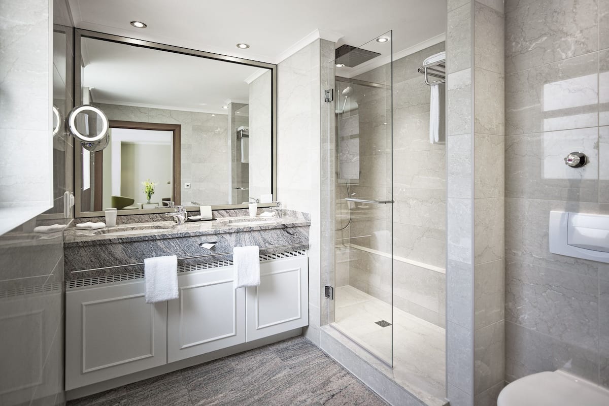 suite, 1 bedroom, non smoking, garden view | bathroom | shower, free toiletries, hair dryer, bathrobes