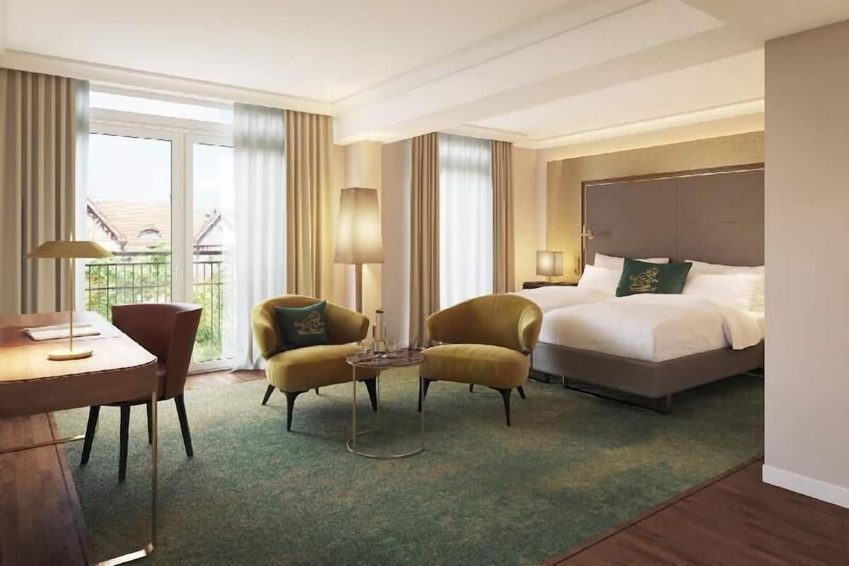 Hypo-allergenic bedding, minibar, in-room safe, desk