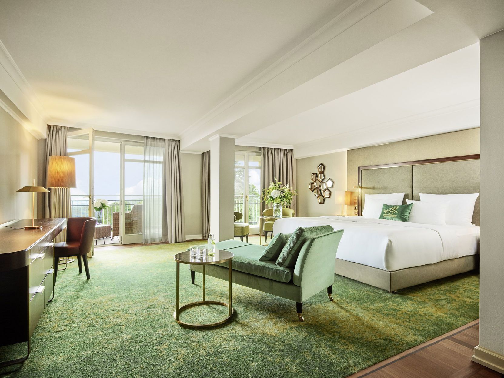 Allergitestade sängkläder, minibar och värdeförvaringsskåp på rummet