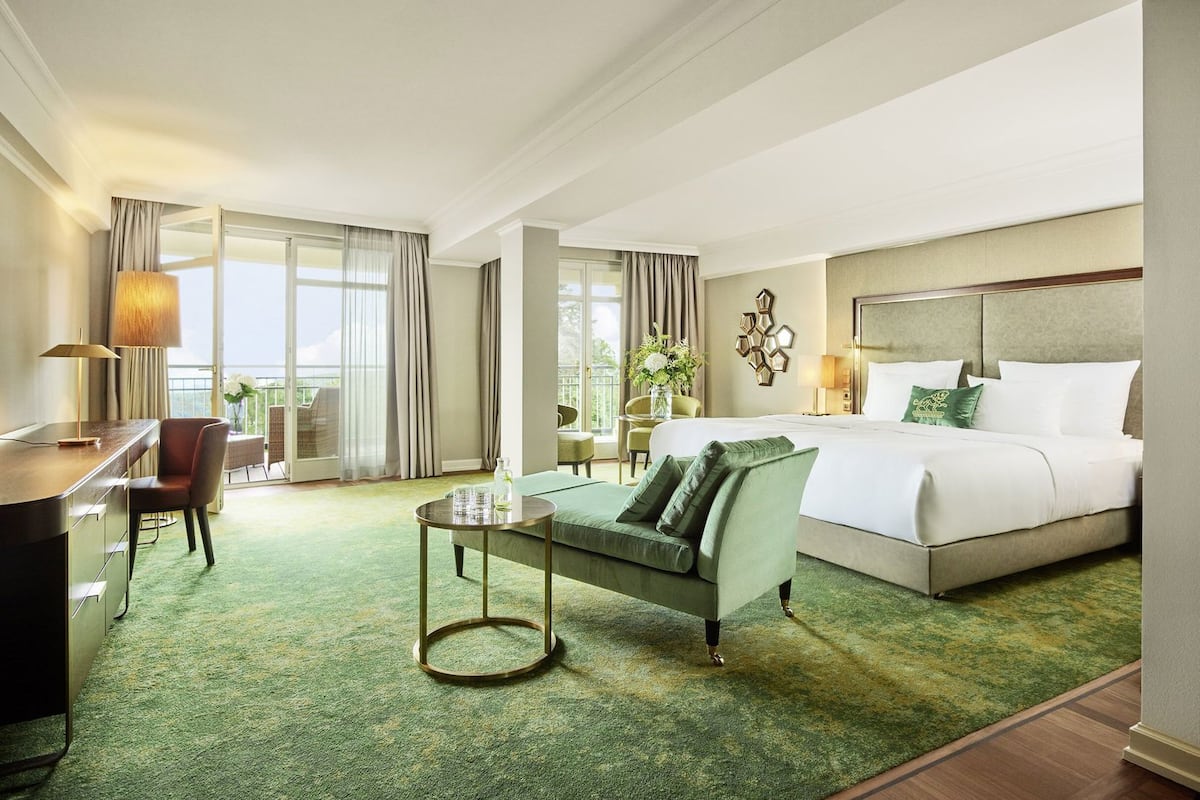 Hypo-allergenic bedding, minibar, in-room safe, desk