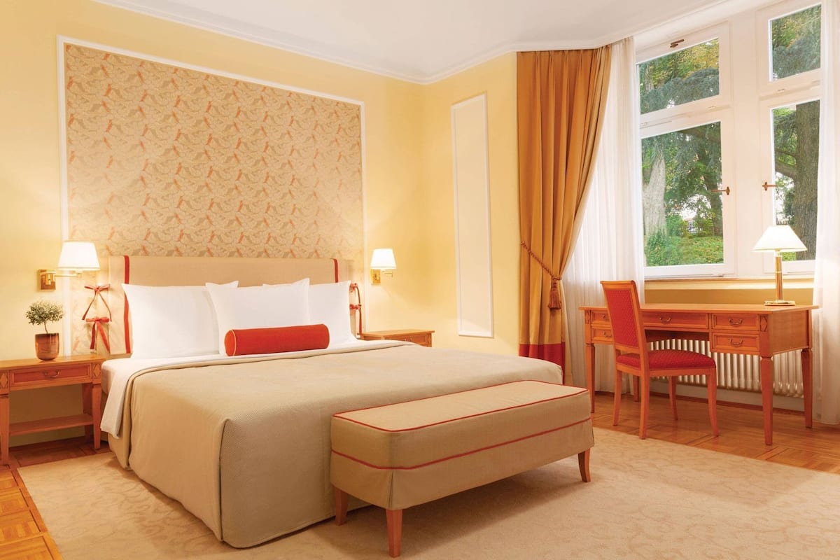 Hypo-allergenic bedding, minibar, in-room safe, desk