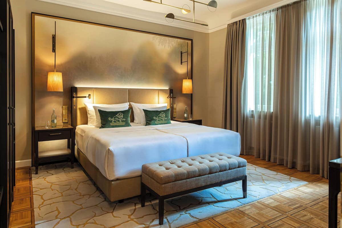 Suite, 1 soverom, hageutsikt | Allergitestet sengetøy, minibar, safe på rommet og skrivebord