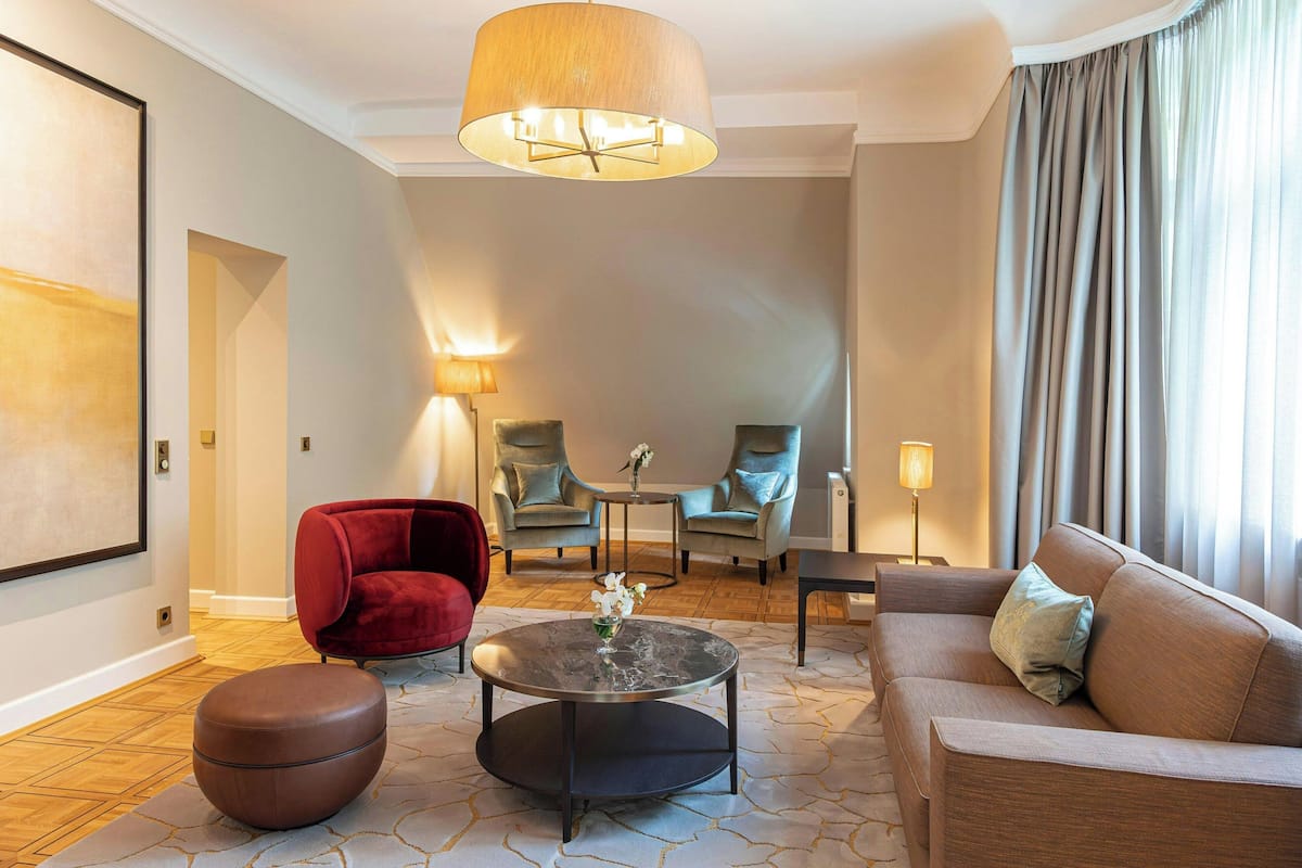 Premium Suite, 1 Bedroom | Living room