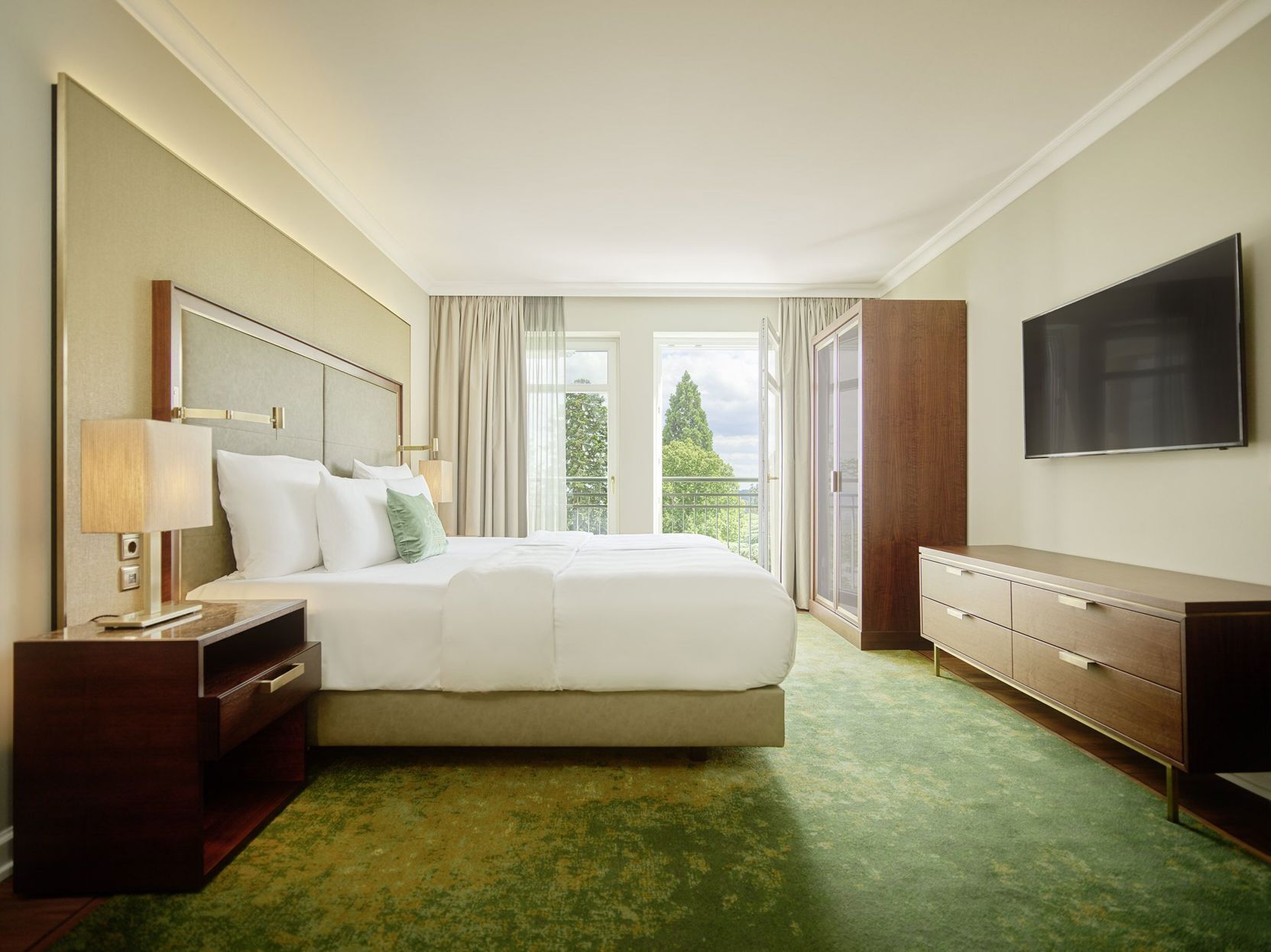 Allergitestade sängkläder, minibar och värdeförvaringsskåp på rummet