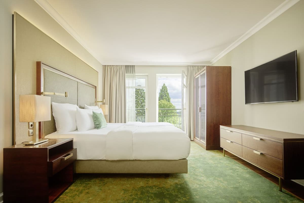 Hypo-allergenic bedding, minibar, in-room safe, desk