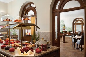 Desayuno buffet todos los días (EUR 36 por persona)