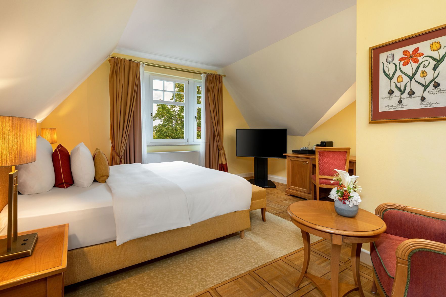 Allergitestade sängkläder, minibar och värdeförvaringsskåp på rummet