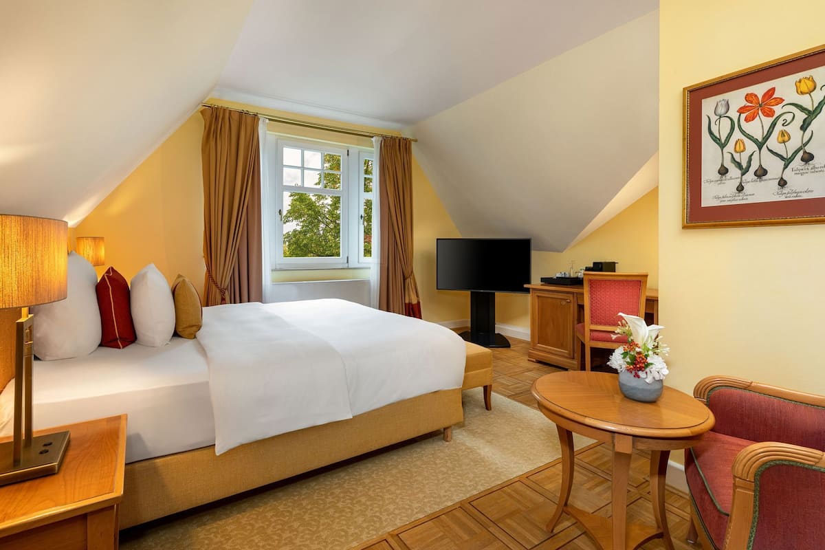 Hypo-allergenic bedding, minibar, in-room safe, desk