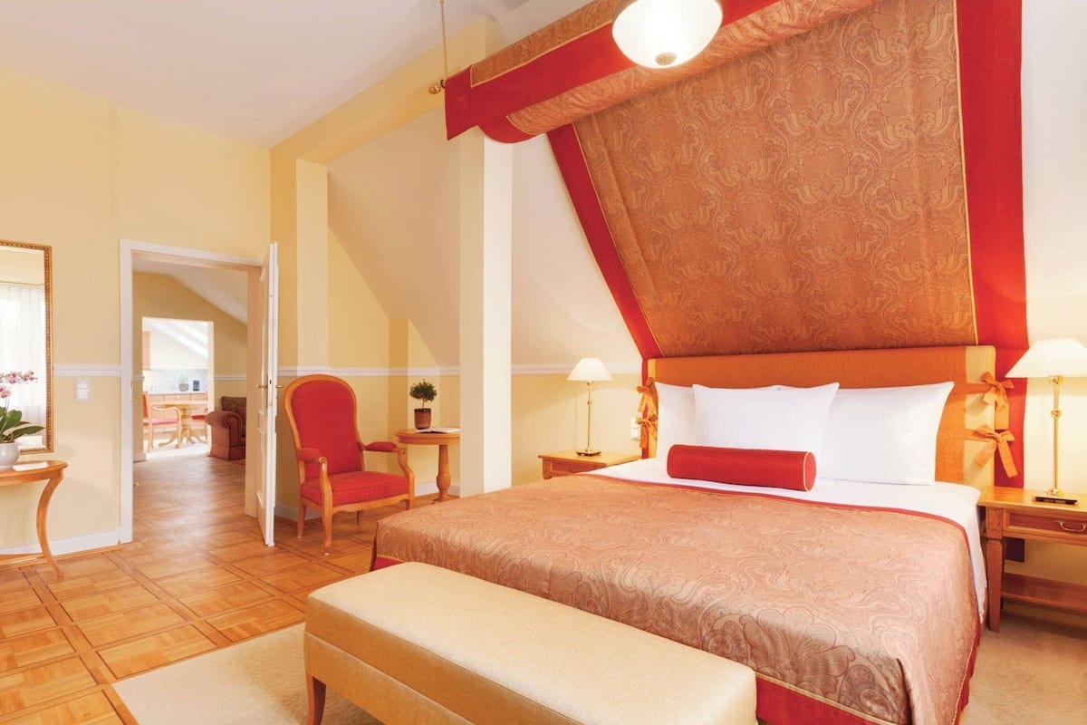 Hypo-allergenic bedding, minibar, in-room safe, desk