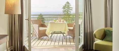 Deluxe Room, 1 King Bed, Non Smoking, Balcony (View) | Terrace/patio