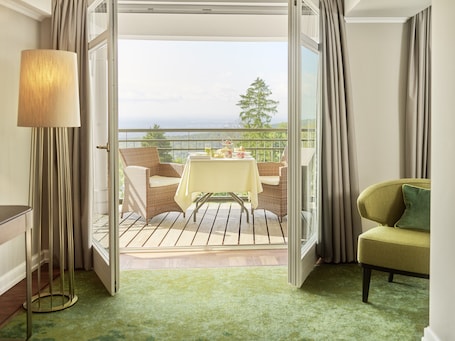 Deluxe Room, 1 King Bed, Balcony (View) | Terrace/patio