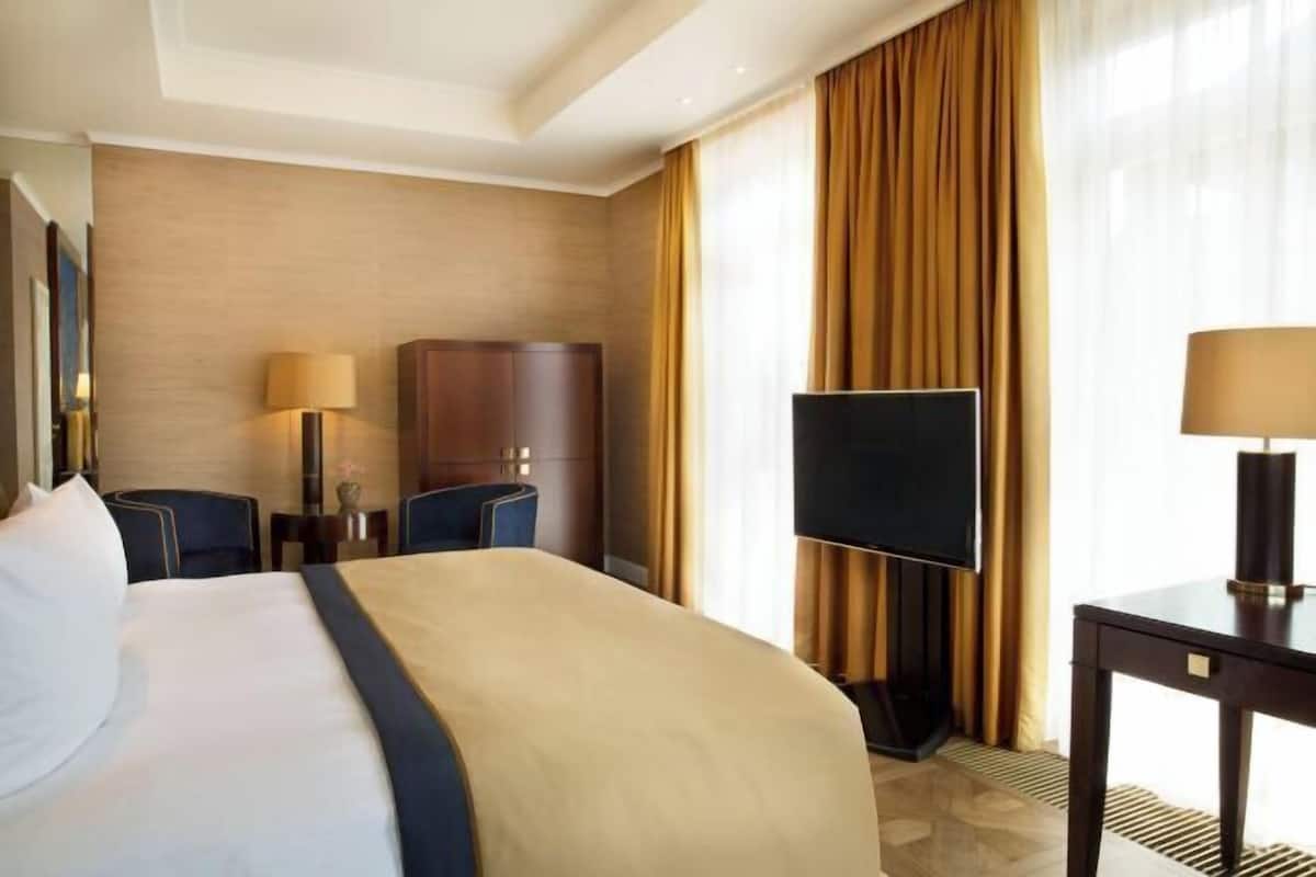 1 bedroom, hypo-allergenic bedding, minibar, in-room safe