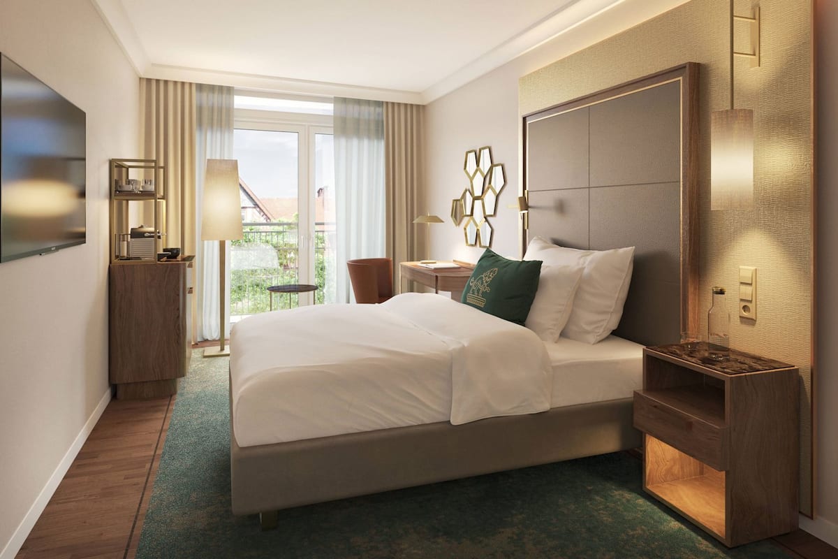 Hypo-allergenic bedding, minibar, in-room safe, desk