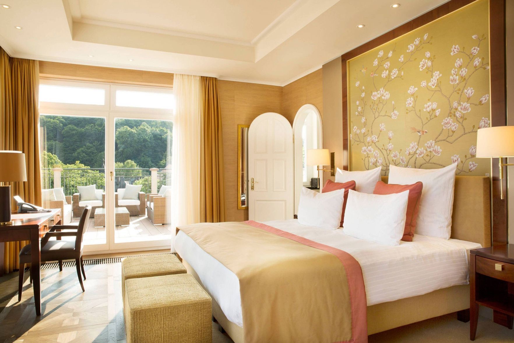 Allergitestade sängkläder, minibar och värdeförvaringsskåp på rummet