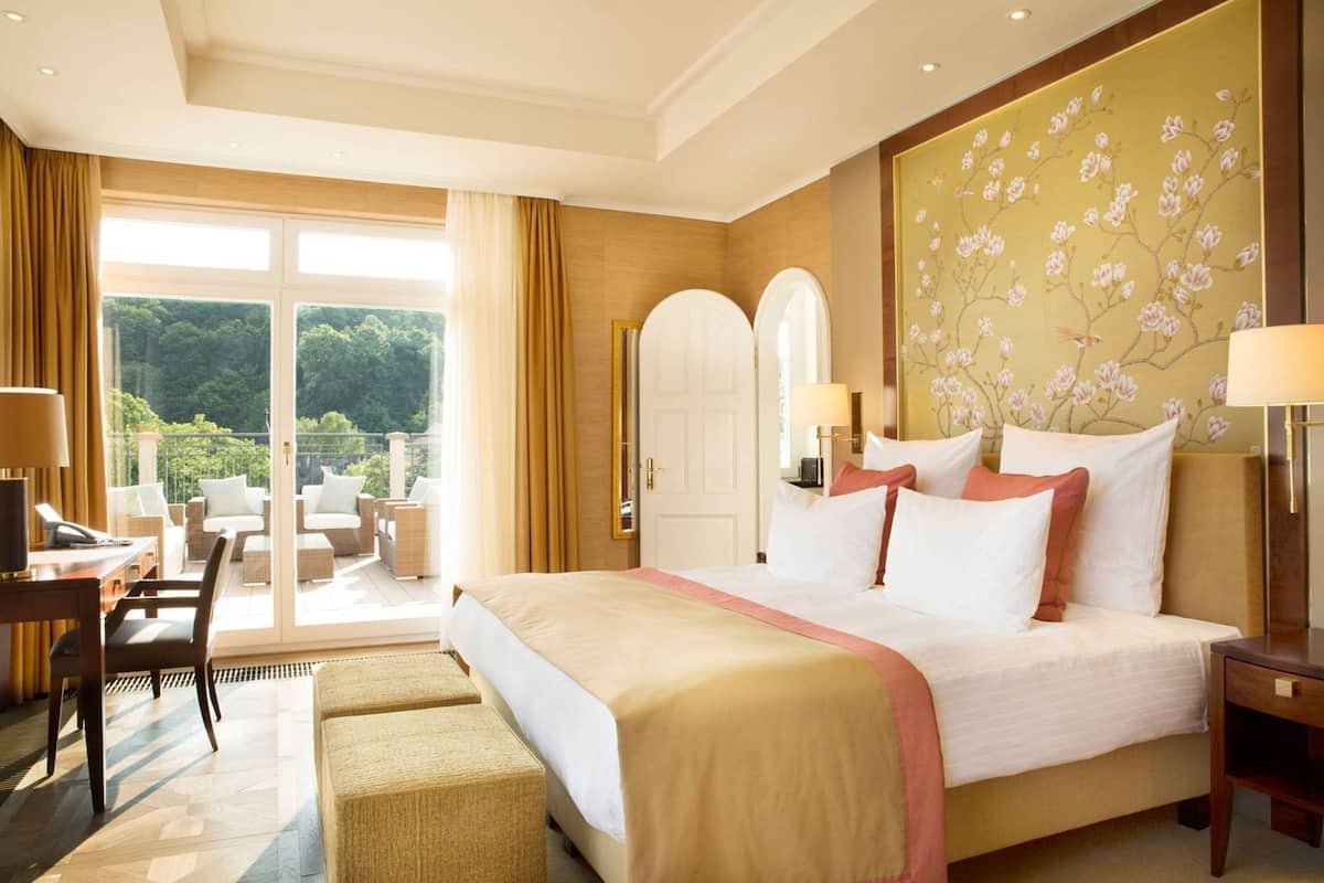 Hypo-allergenic bedding, minibar, in-room safe, desk