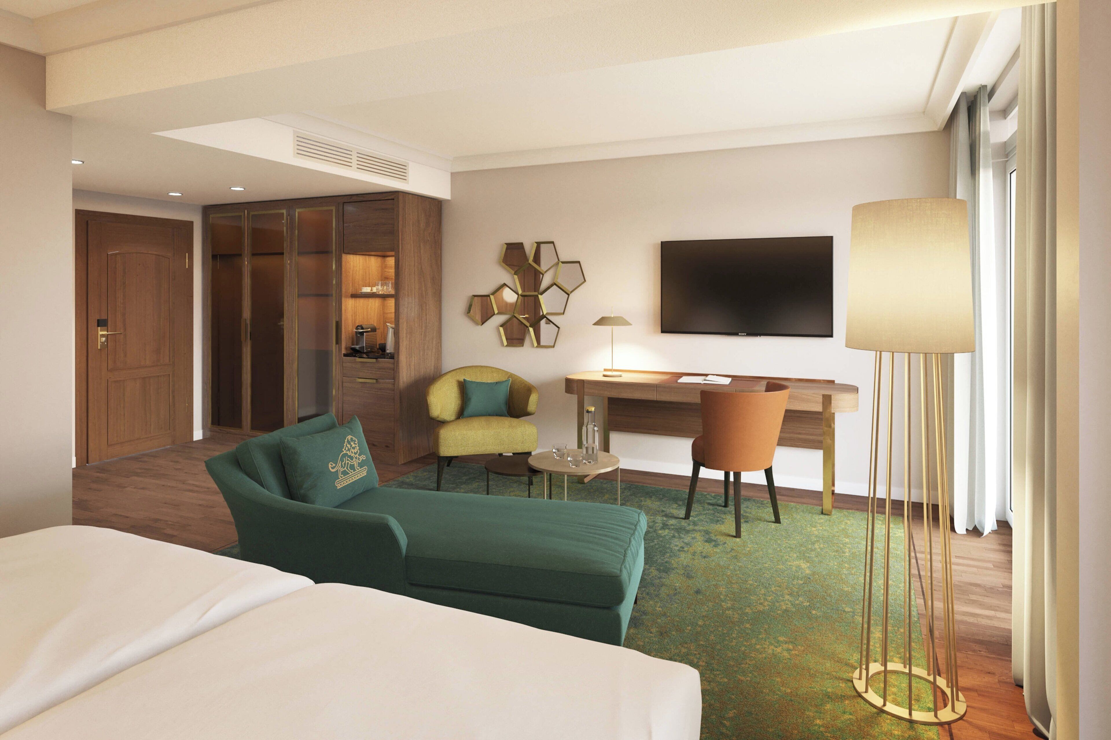 Una habitación de hotel con cama, escritorio, silla, armario y televisión.