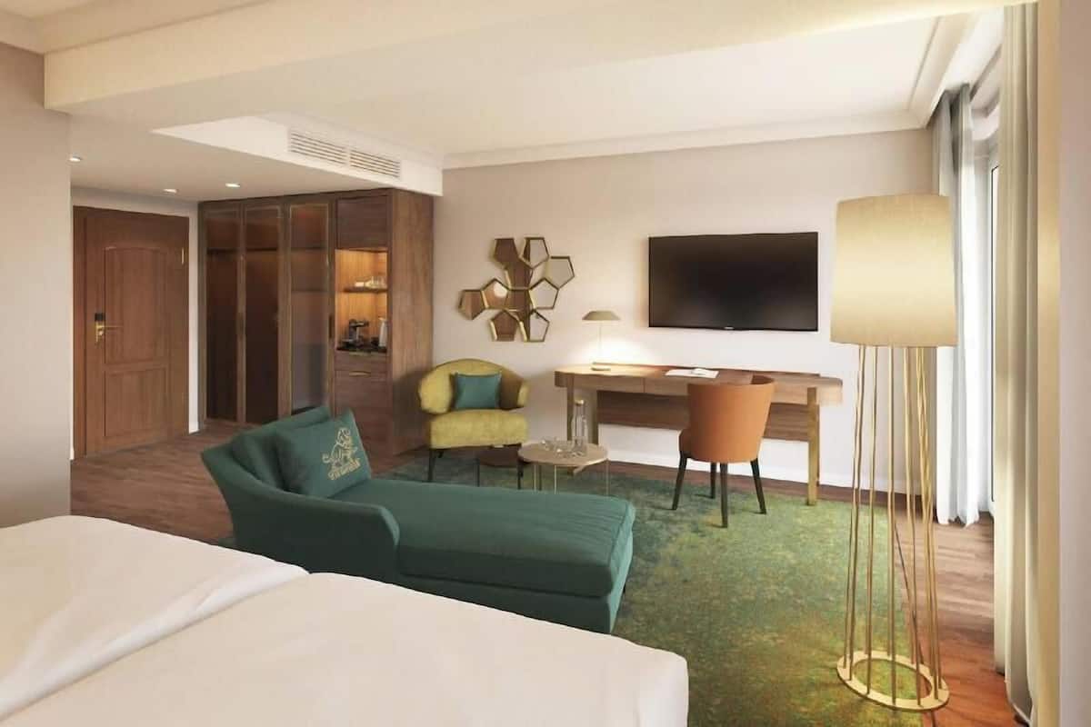 Hypo-allergenic bedding, minibar, in-room safe, desk