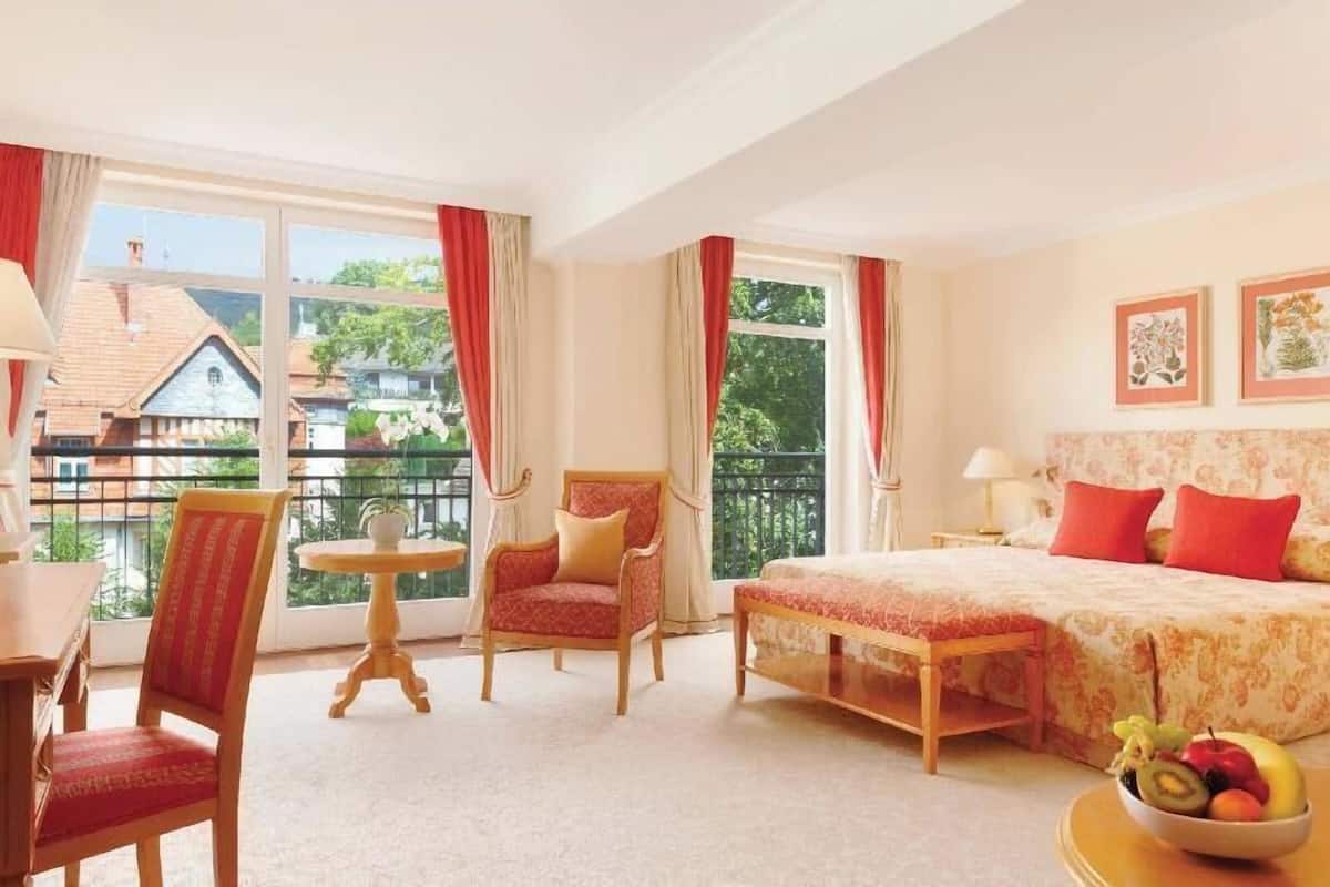 Hypo-allergenic bedding, minibar, in-room safe, desk