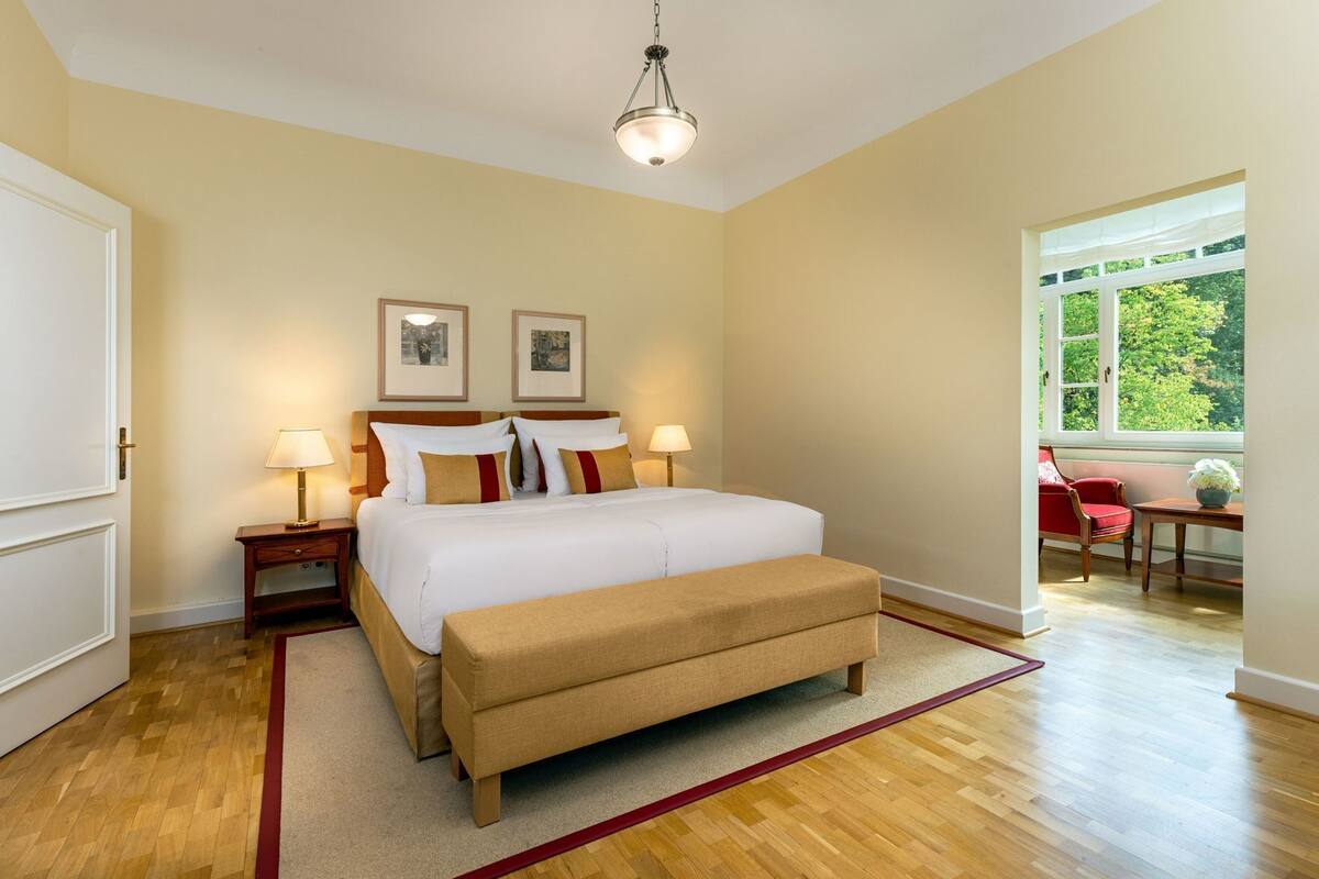 Hypo-allergenic bedding, minibar, in-room safe, desk