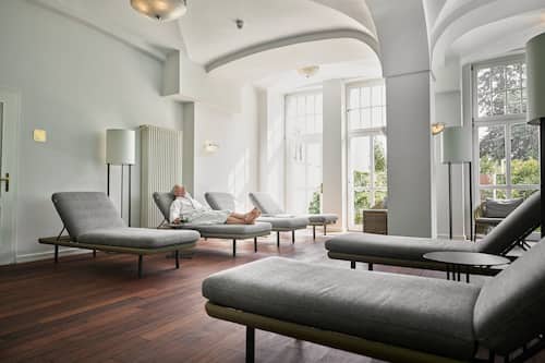 Couples treatment rooms, sauna, hot tub, body treatments, aromatherapy