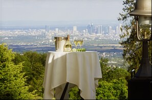 Déjeuner, dîner et souper servis sur place, vue sur le jardin 