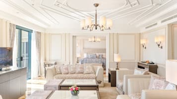 Suite Luxury | Area soggiorno | Smart TV 55 pollici con canali via cavo