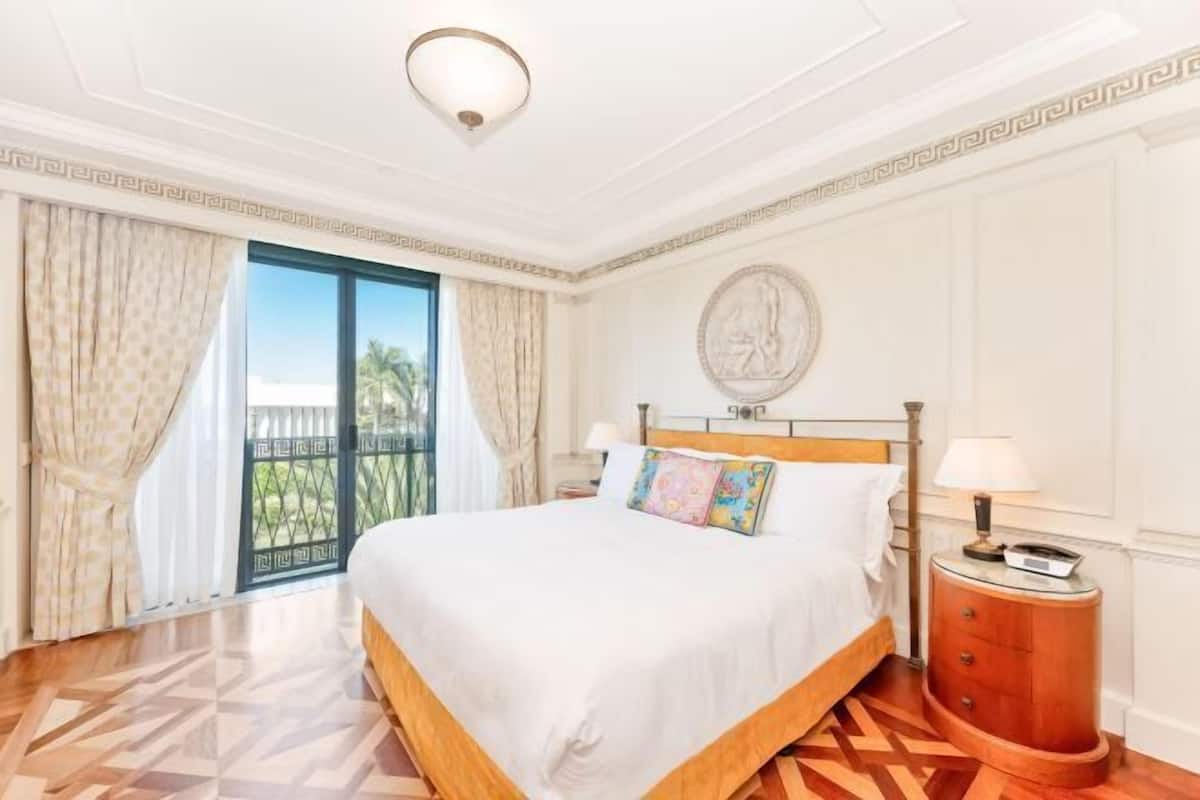 Ropa de cama de alta calidad y caja de seguridad en la habitación