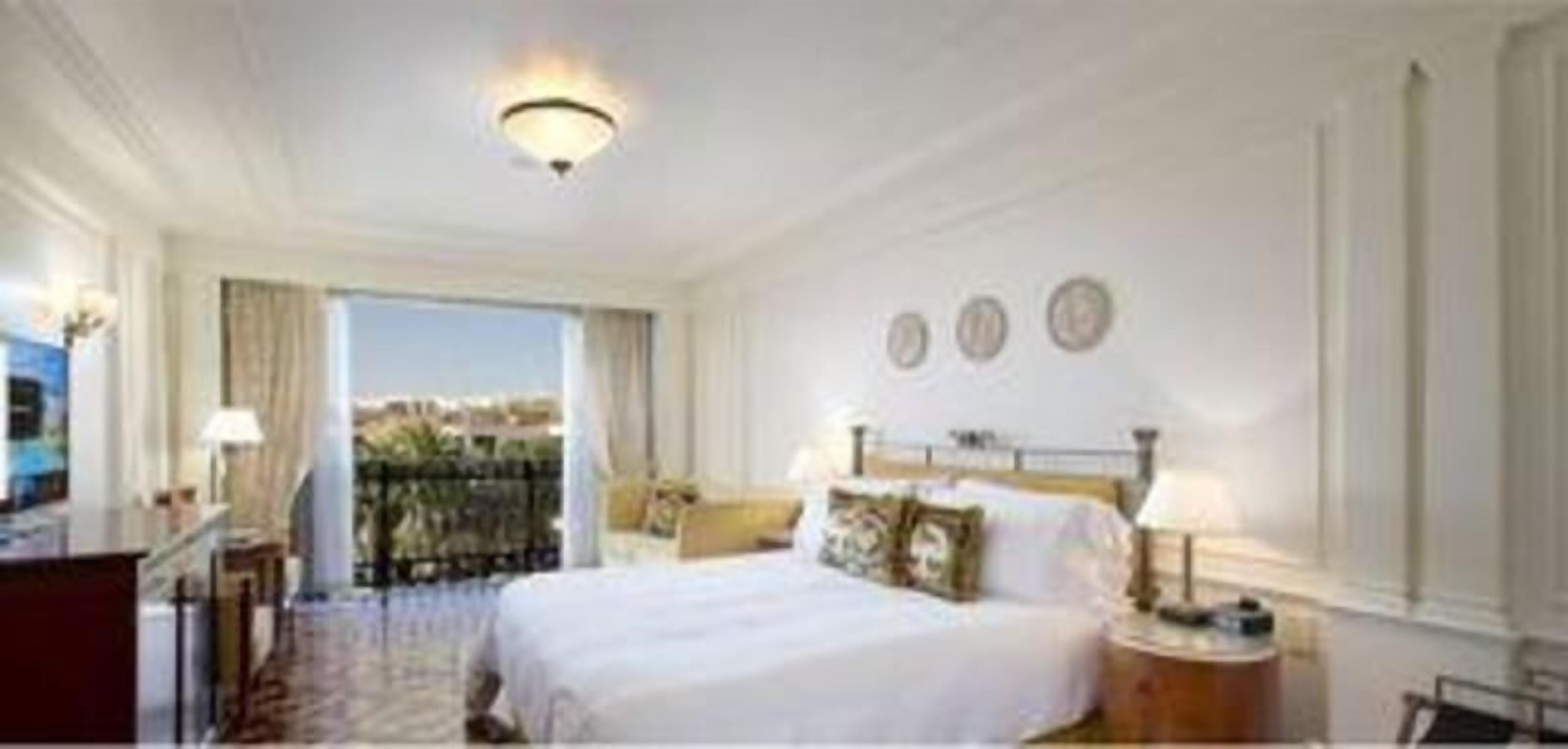 Sengetøy av topp kvalitet, safe på rommet og skrivebord