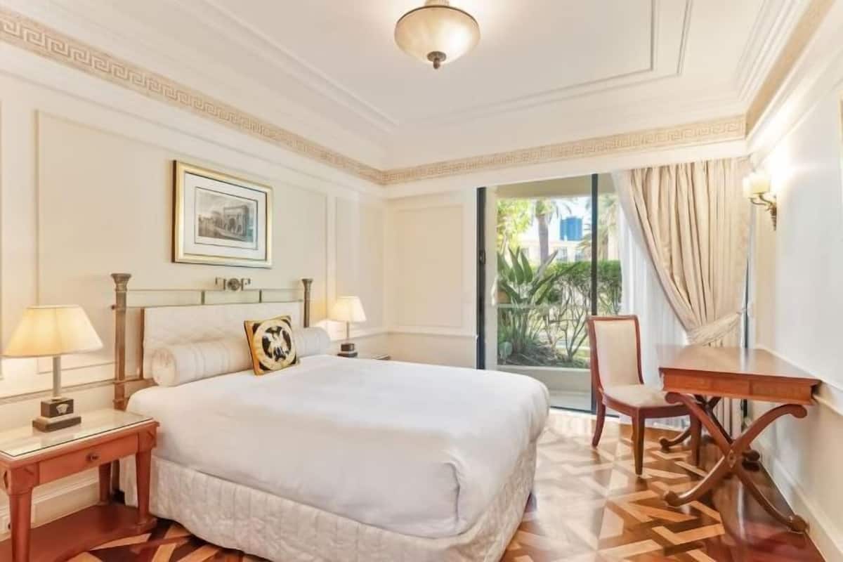 Ropa de cama de alta calidad y caja de seguridad en la habitación