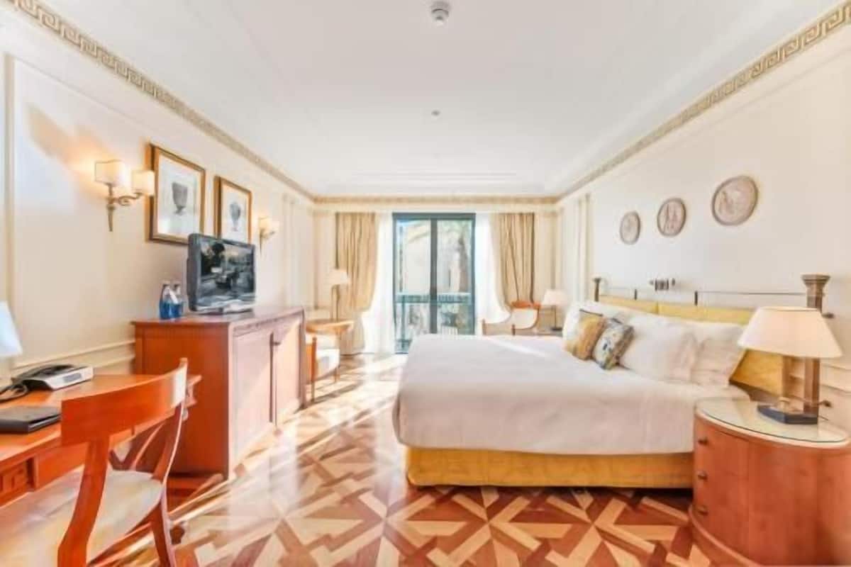 Sängtillbehör av högsta kvalitet och värdeförvaringsskåp på rummet