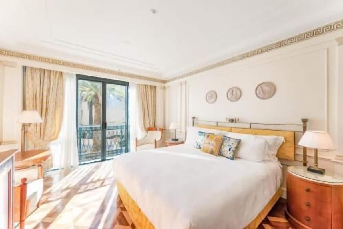 Sängtillbehör av högsta kvalitet och värdeförvaringsskåp på rummet